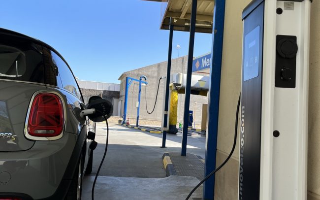 Maquina de carga de coches eléctricos en A Coruña del área de servicio de Maceiroa