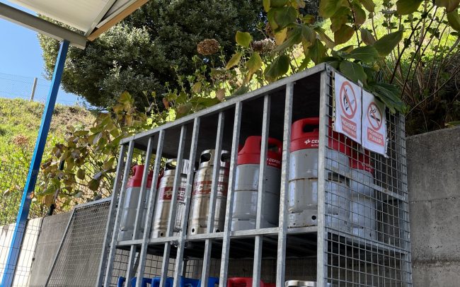 Bombonas de butano a la venta en la gasolinera de Maceiroa