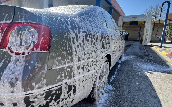 Vehículo lleno de espuma por fuera y preparado para entrar en el túnel de lavado en Maceiroa