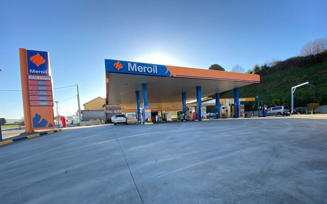coche repostando en la gasolinera de Maceiroa